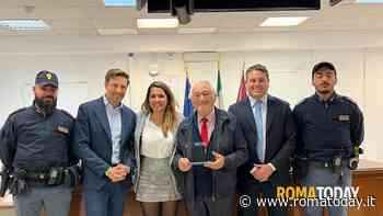 Fa arrestare due truffatori, il Municipio lo premia