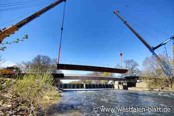 Bad Oeynhausen: Mittelteil der neuen Sielwehrbrücke eingehoben