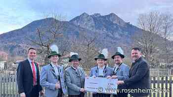 Musikkapelle Nußdorf erhält Spende von Sparkasse Rosenheim-Bad Aibling