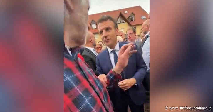 “Non ho mai visto un presidente che fa più schifo di te”, manifestante contesta Macron: cori e fischi in Alsazia contro il presidente francese