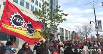 Hundreds of public servants, supporters picket outside federal building in Hamilton