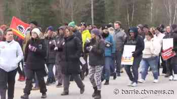 Hundreds of federal workers hit the picket lines in Base Borden calling for better wages