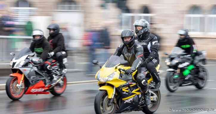 Tausende Biker brechen zur Motorradsternfahrt auf