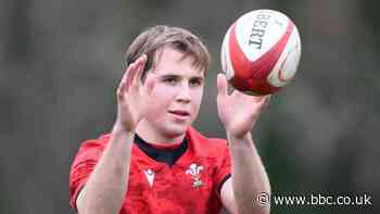 Ioan Lloyd: Wales international to join Scarlets from Bristol