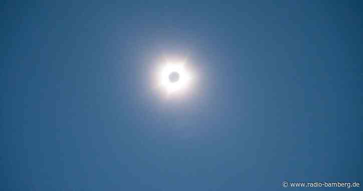 Australischer Küstenort bestaunt Sonnenfinsternis