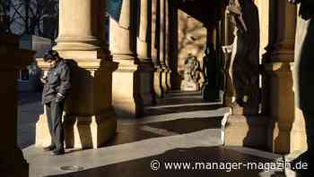 Börse: Dax kaum verändert, Ölpreise fallen, Bitcoin unter 30.000 Dollar