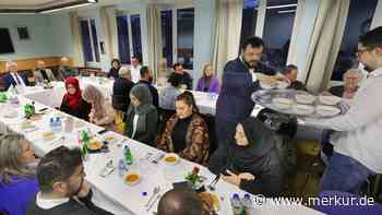 „Wer miteinander isst, bekriegt sich nicht“: Fastenbrechen der Islamischen Gemeinde bringt Menschen zusammen