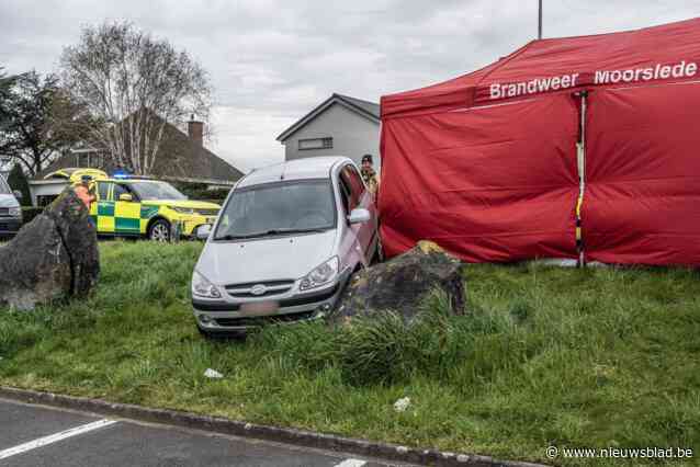 64-jarige man wordt onwel in wagen en sterft vlakbij tuincentrum