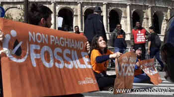 Ambientalisti bloccano il traffico al Colosseo, spostati a braccia dagli automobilisti