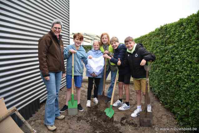 Leerlingen basisschool Heikant begraven onderbroek om bodemkwaliteit na te gaan
