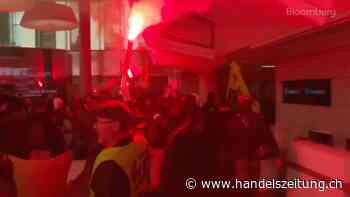 Protestierende in Frankreich stürmen das Gebäude der Euronext Paris