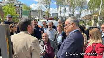 Gualtieri a Prati Fiscali tra case allagate e melma: "Non vi lasceremo soli"