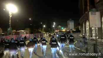 VIDEO | Duecento romanisti a caccia di tifosi del Feyenoord: il muro della polizia