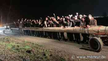 „Operation Toter Fisch“ gelungen: Goldacher Burschen klauen den Niederdinger Maibaum