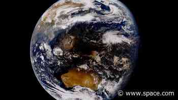 Solar eclipse from space! Watch the moon's shadow sweep across Earth in satellite footage (video)