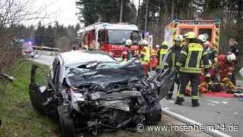 Auto kracht bei Surberg in Linienbus: Inzeller (19) schwerverletzt im Krankenhaus