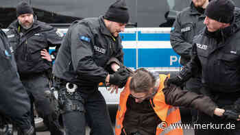 Klima-Kleber in Berlin: Debatte über Selbstjustiz – Blaulicht-Einsatzfahrzeug muss bei Aktion halten