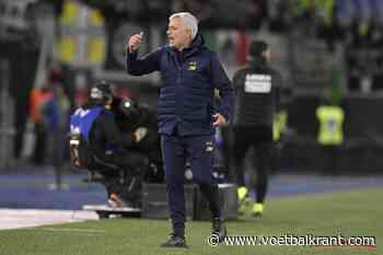 Mourinho onderbreekt persconferentie, sneert en geeft 'cadeautje' aan Nederlandse journalist