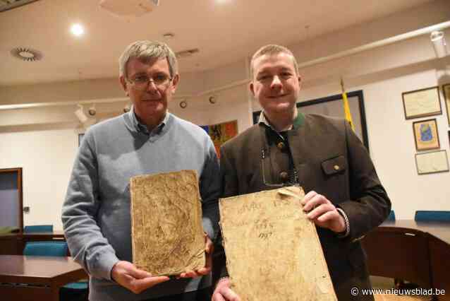 Jurgen en Dirk druk in de weer om resterende historische akten te vinden en herstellen: “We moeten absoluut redden wat er nog te redden valt”