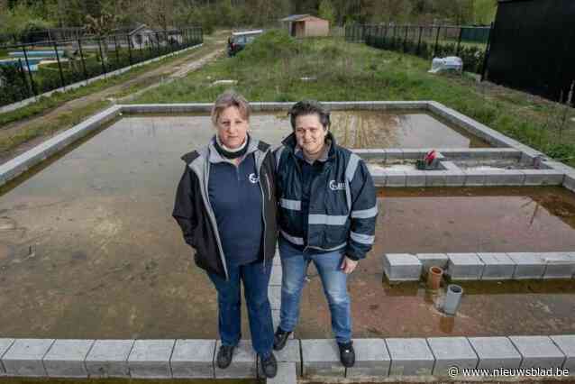 Daphne en Tanja zijn 200.000 euro én hun bouwdroom kwijt aan failliete aannemer: “En ondertussen zit hij op een jacht in Kroatië”