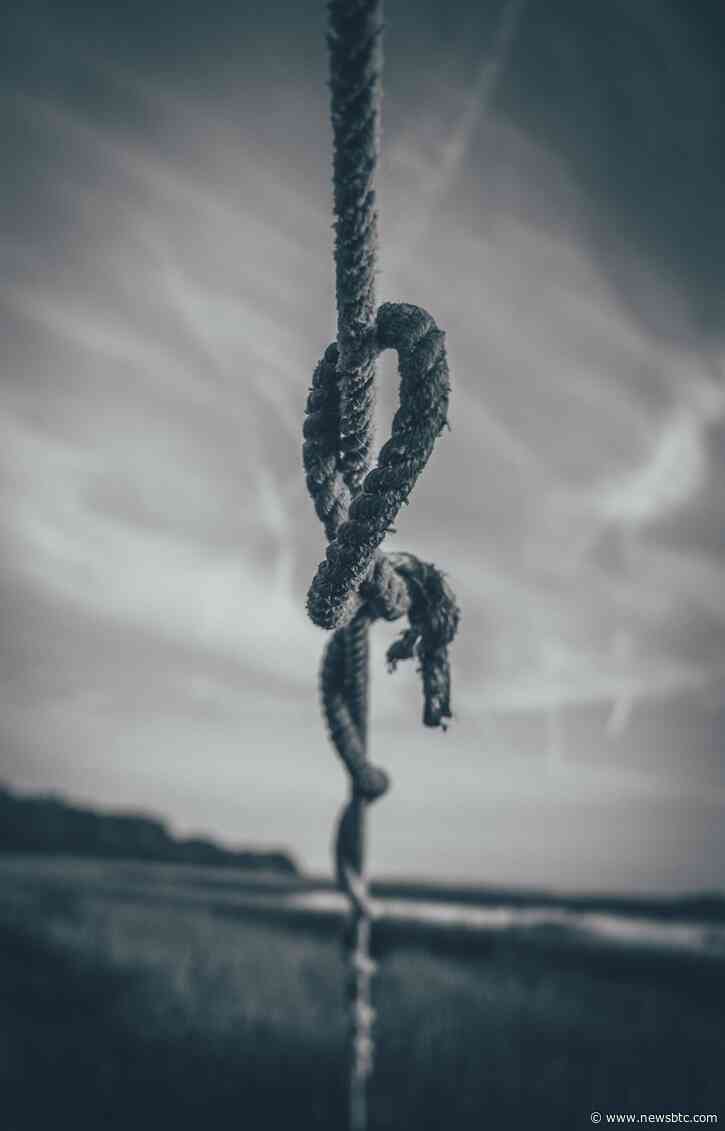 Bitcoin In Danger Zone: Bulls Must Hold $27,700 For Price Recovery, Expert Suggests