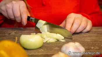 Zwiebel schneiden ohne Tränen: durch ein Teelicht soll das Weinen in der Küche verhindert werden