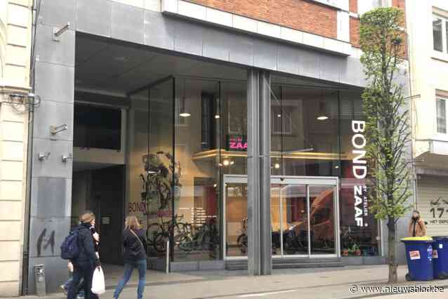 Binnenkort kan je er ’s nachts gaan feesten, maar tot het zover is, is pand omgetoverd tot fietswinkel: “Om leegstand tegen te gaan”