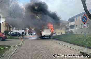 FW-MH: Kleintransporter geht in Flammen auf