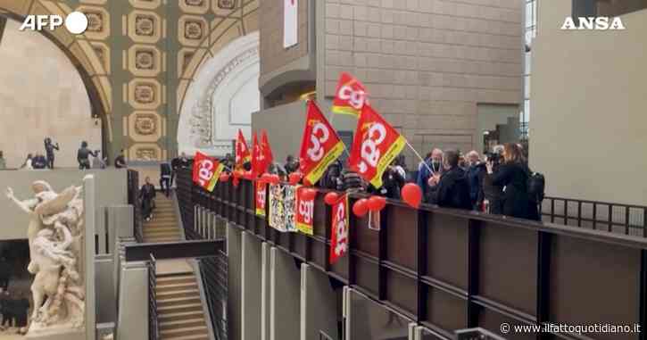 Riforma delle pensioni in Francia, la mobilitazione arriva anche dentro al museo d’Orsay di Parigi: la protesta del sindacato Cgt