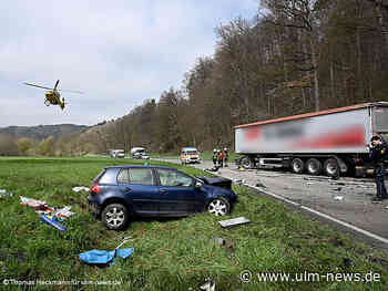 Auto fliegt nach Zusammenstoß durch die Luft