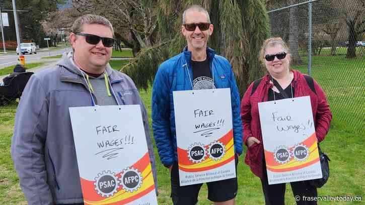 Federal public service workers rally outside PRTC in Chilliwack