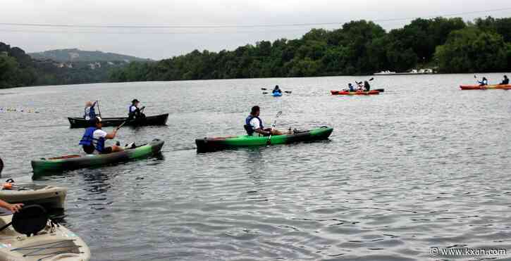 Over 2,000 volunteers clean up Lady Bird Lake for Earth Day