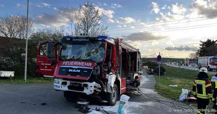 Feuerwehrfahrzeug kollidiert mit Traktor