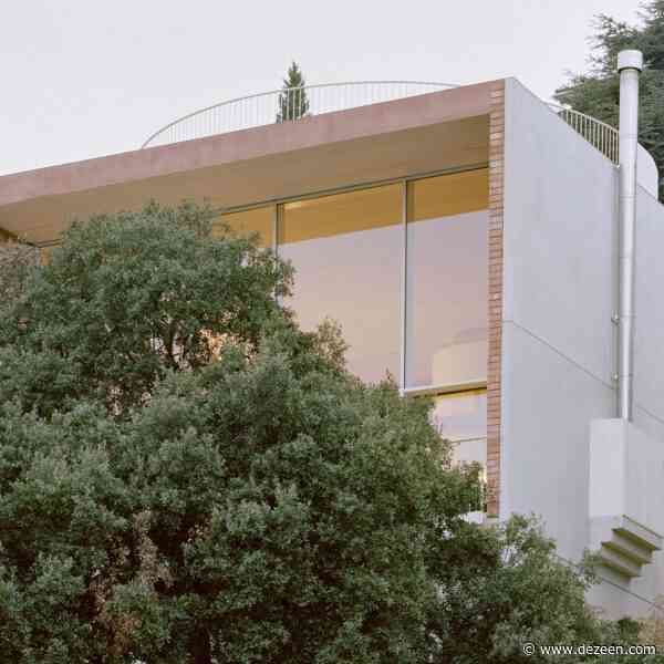 Casa Dosmurs by Mesura "disappears entirely from the street's view"