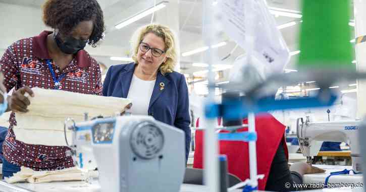 Ministerin Schulze: In Textilindustrie noch viel zu tun