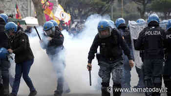 Tifoso allo stadio con il fumogeno, ultras della Roma lo fanno scappare e aggrediscono agenti: 12 daspo