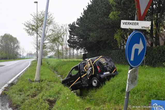 Spectaculair ongeval in Bavikhove maar inzittenden blijven ongedeerd.