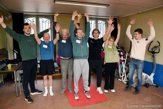 Studenten laten personen met visuele beperking zweten tijdens ‘blind bodyweight training’: “Leuk om je eens even helemaal uit te leven”