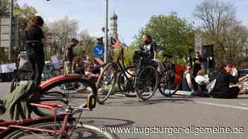 Sperrung für Autos: Aktivisten demonstrieren am Roten Tor für Verkehrswende