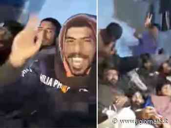 Gli spot degli scafisti a bordo dei barconi