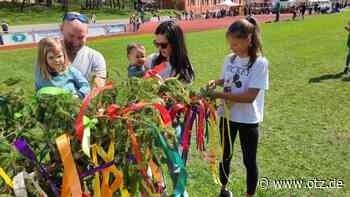Maibaum beim West-Fest aufgestellt