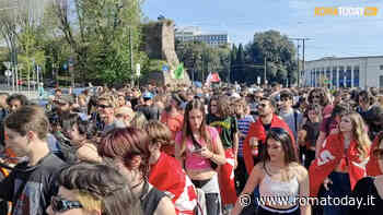 VIDEO | La "fine del mondo" si festeggia a suon di musica: la street parade degli attivisti del clima