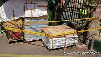 Occupa marciapiede davanti al negozio per vendere illecitamente pellet e frutta