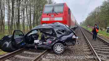 Auto „mit voller Geschwindigkeit“ von Zug erfasst: drei Tote
