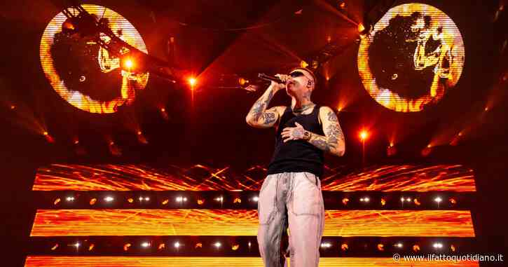 Lazza sold out a Milano. La dedica (da milanista) all’interista Amadeus (presente al concerto): “Ci vediamo in semifinale di Champions…”