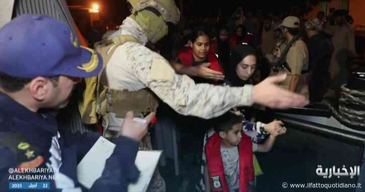 Sudan, civili evacuati in barca verso l’Arabia Saudita per sfuggire ai combattimenti tra l’esercito regolare e i paramilitari