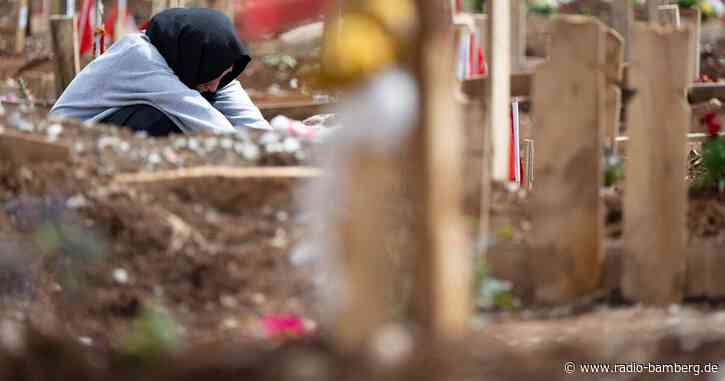 Menschen in Erdbebengebiet gedenken der Toten