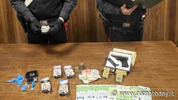 Cocaina nell'associazione culturale, in casa una pistola illegale