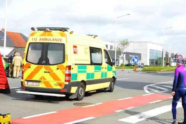 Bestelwagen maait wielertoerist van de weg en rijdt door: slachtoffer in kritieke toestand naar ziekenhuis gebracht, bestuurder blaast positief