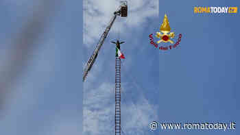 VIDEO | Col naso all'insù, vigile del fuoco sospeso sulla scala romana a piazza del Popolo